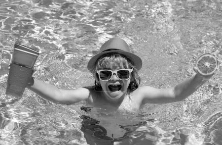 Foto de Niño nadando y jugando en una piscina. Niño jugando en la piscina. Concepto vacaciones de verano. Verano moda niños retrato - Imagen libre de derechos