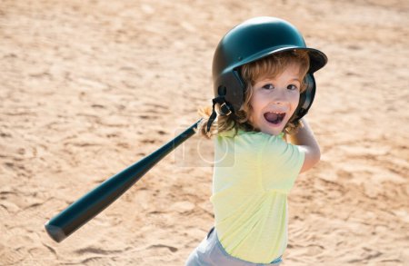 Téléchargez les photos : Enfant excité jouant au baseball. Batteur dans la ligue des jeunes obtenir un coup. Garçon gosse frapper une balle de baseball - en image libre de droit
