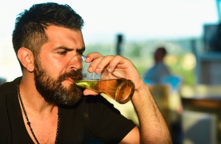 Foto de Hipster con barba y bigote en traje bebe cerveza después de la jornada laboral. Cerveza artesanal. Un hombre seguro con un vaso de cerveza. Cerveza pub y bar - Imagen libre de derechos