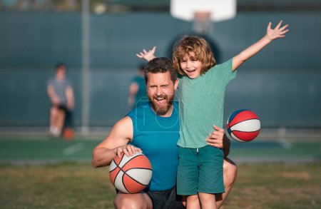 Foto de Padre e hijo disfrutando del baloncesto deportivo al aire libre. Concepto de infancia y crianza. Fin de semana deporte hombre concepto de familia - Imagen libre de derechos