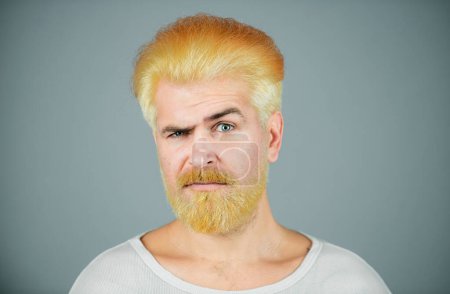 Téléchargez les photos : Un salon de coiffure. Cheveux teints. Blonde mec avec longue barbe et moustache - en image libre de droit