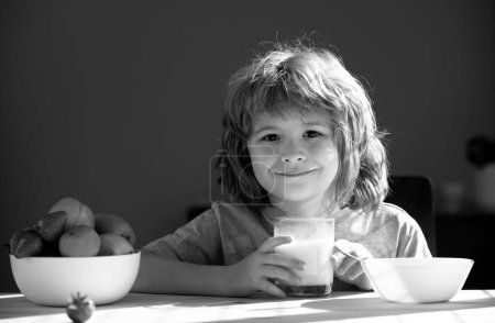 Téléchargez les photos : Enfant avec un verre de lait manger des aliments sains - en image libre de droit