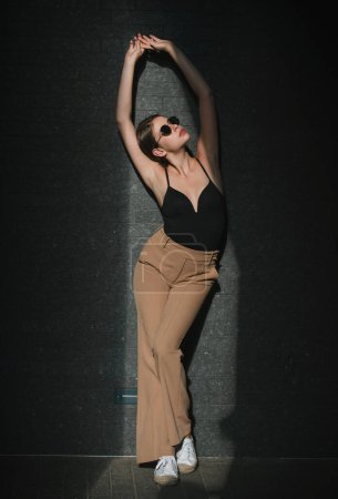 Foto de Un tiro de moda. Modelo Vogue posando en el estudio. Colección de ropa de moda. Alta moda - Imagen libre de derechos