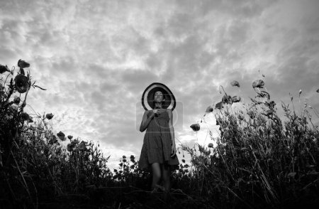 Foto de Bonita dama en vestido corto en el campo de amapola. Chica mágica positiva en el recuerdo y el día de Anzac - Imagen libre de derechos
