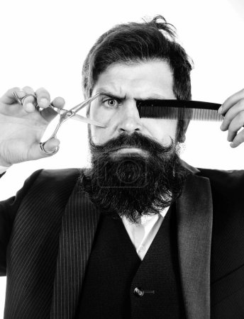 Téléchargez les photos : Homme barbu, portrait de l'homme à longue barbe et moustache. Ciseaux de coiffeur rétro et peigne pour salon de coiffure. Salon de coiffure vintage, rasage - en image libre de droit