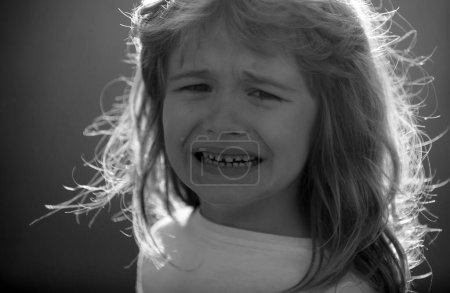 Foto de Chico llora de resentimiento y dolor. Cara de niño triste infeliz. concepto de mala emoción y expresión de los niños - Imagen libre de derechos