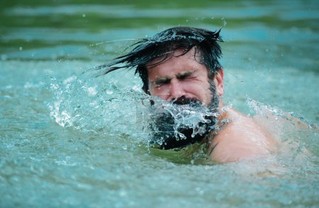 Foto de Hombre nadador macho nadando en el agua. Lago horario de verano. Cabello mojado - Imagen libre de derechos