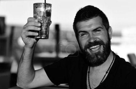Foto de Divertido barbudo hombre hipster borracho sostiene la cerveza artesanal. Cerveza pub y bar - Imagen libre de derechos