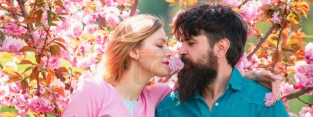 Foto de Pareja de primavera enamorada, Banner. Feliz pareja joven mirándose y besándose mientras celebran el Día de San Valentín - Imagen libre de derechos