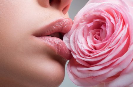 Foto de Hermosos labios de mujer con rosa. Mujeres sensuales abren la boca. De cerca, macro con hermosas bocas - Imagen libre de derechos