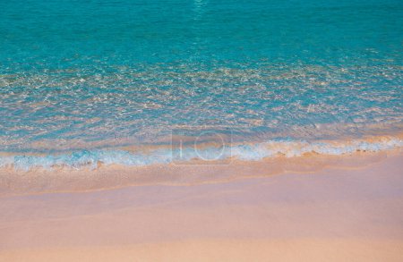 Foto de Playa con arena dorada, agua de mar turquesa. Vistas panorámicas al mar. Fondo natural para vacaciones de verano - Imagen libre de derechos