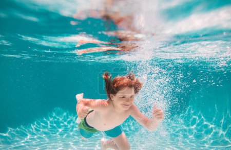 Téléchargez les photos : Children playing in swimming pool. Child swim under water in sea. Kid swimming in pool underwater. Happy boy swims in sea underwater. Children in water - en image libre de droit