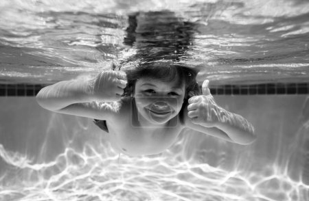 Foto de Niño nadar bajo el agua en el mar. Niño nadando en la piscina bajo el agua. Niño feliz nada en el mar bajo el agua. Niños en el agua. Vacaciones de verano - Imagen libre de derechos