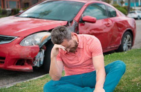 Foto de Seguro de auto. Triste hombre deprimido asistencia con el coche roto en la carretera - Imagen libre de derechos