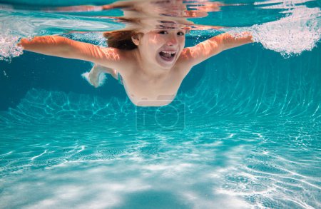 Foto de Niño nadando bajo el agua en la piscina. Niño nadando y buceando bajo el agua en la piscina de agua. Actividades subacuáticas para niños, deportes acuáticos - Imagen libre de derechos