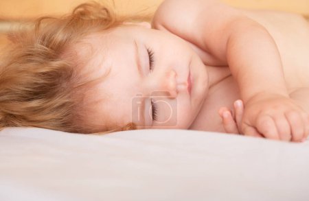 Foto de Bebé durmiendo en la cama. Dormir tranquilo, dormir lindo niño - Imagen libre de derechos