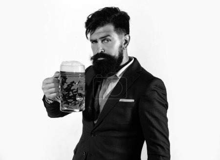 Foto de Un hombre elegante bebiendo cerveza. Cerveza sosteniendo vaso con cerveza - Imagen libre de derechos