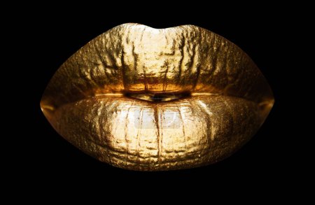 Téléchargez les photos : Gold lèvres féminines sexy, belles lèvres, beauté bouche de femme d'or. Bouche de luxe brillante - en image libre de droit