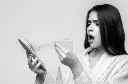 Foto de Mujer perdiendo el pelo. Problema de pérdida de cabello, calvicie - Imagen libre de derechos