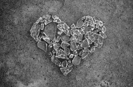 Téléchargez les photos : Coeur brisé en verre. En forme de coeur. Logo coeur. Coeur de glace brisé - en image libre de droit