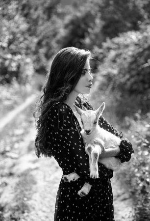 Foto de Chica de primavera con cordero. Leche de cabra. Mujer sensual con cabra. Animal, campo. Amigos con animales - Imagen libre de derechos