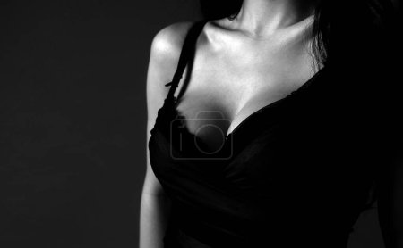 Foto de Women with large breasts. Sexy breas, boobs in bra, sensual tits. Beautiful slim female body. Lingerie model. Closeup of sexy female boob in black bra - Imagen libre de derechos