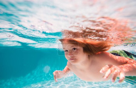 Téléchargez les photos : Plage mer et l'eau amusant. L'enfant nage sous l'eau dans la mer. Enfant nageant dans la piscine sous l'eau. Joyeux garçon nage dans la mer sous l'eau. Enfants dans l'eau - en image libre de droit