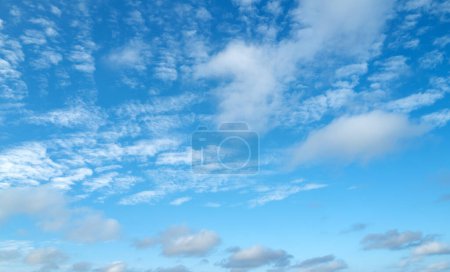 Téléchargez les photos : Printemps ciel bleu nuage gradient fond. Ciel nuageux. Paysage bleu cyan vif dans l'environnement horizon de jour vue d'horizon. Nuages blancs sur fond de ciel doux. Ciel nuageux blanc - en image libre de droit