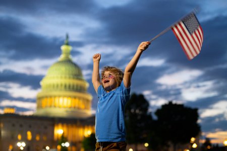Téléchargez les photos : Votez pour les citoyens américains. Enfant avec drapeau américain près de Capitol à Washington DC. Concept de vote. Jour du vote américain. Vote et élections aux États-Unis. Elections présidentielles américaines, président de vote en Amérique - en image libre de droit