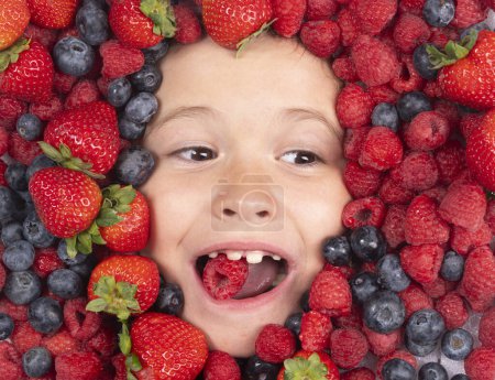 Foto de Berry banner. Los niños se enfrentan con bayas mezcla de fresa, arándano, frambuesa, mora - Imagen libre de derechos