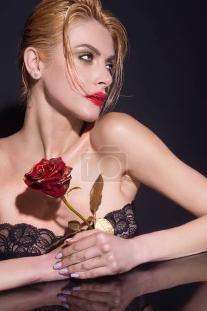 Téléchargez les photos : Saint Valentin, concept de fête et de beauté. Charmante jeune femme romantique avec des fleurs, fond de studio - en image libre de droit