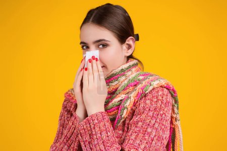 Foto de Las mujeres hispanas se sienten mal y sinusitis contra el fondo amarillo. Alergias al polvo. Gripe. La gente contrajo frío y alergia. Tengo un resfriado sinusal. La alergia, la gripe. Mujer enferma estornudando cubriendo la nariz. Primavera - Imagen libre de derechos