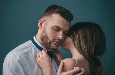 Foto de Sexy pareja beso labios. Caliente caliente joven pareja abrazando. Joven marido y mujer - Imagen libre de derechos