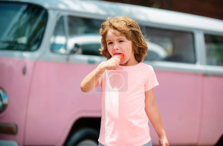 Foto de Lindos niños en un vestido rosa comiendo un helado - Imagen libre de derechos