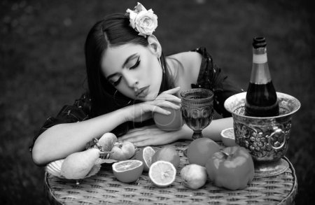Foto de Retrato de mujer sexy relajándose y comiendo fruta al aire libre. Dieta exótica de verano, frutas tropicales. Belleza mujer cara - Imagen libre de derechos