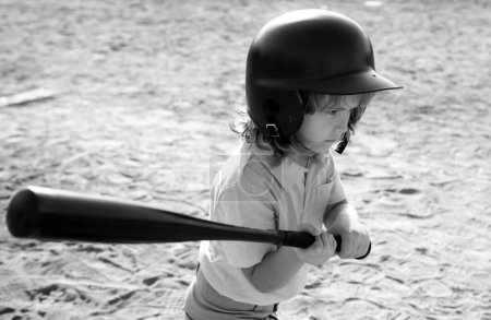 Baseballspieler mit Helm und Baseballschläger in Aktion