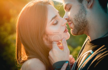 Foto de Besar pareja enamorada. Retrato de joven hermosa pareja beso en un otoño día soleado - Imagen libre de derechos