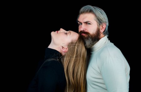 Téléchargez les photos : Portrait sensuel de couple de mode posant sur fond noir - en image libre de droit