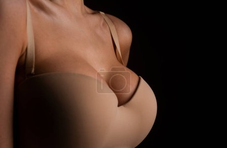 Téléchargez les photos : Sexy breasts. Woman breas, boobs in bra, sensual tits. Beautiful slim female body. Lingerie model. Closeup of sexy female boob in bra - en image libre de droit