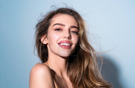 Foto de Belleza mujer sonriente feliz con la piel sana limpia, maquillaje natural, concepto de spa. Hermosa chica tierna - Imagen libre de derechos