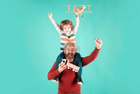 Téléchargez les photos : Père et fils jouant avec jouet avion en plein air. Pilote de gamin excité. Vacances en famille, parentalité. Fête des pères - en image libre de droit