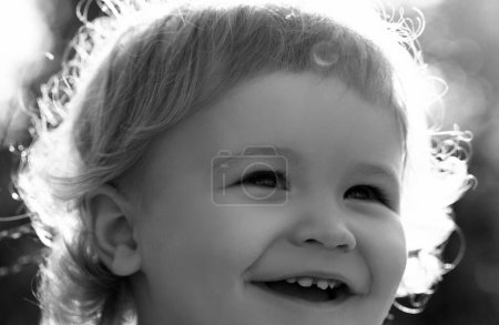 Téléchargez les photos : Portrait d'un enfant heureux et riant. Gros plan positif gosses macro visage. Enfants souriants, sourire mignon - en image libre de droit