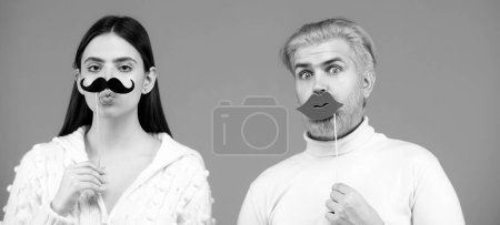 Téléchargez les photos : Femme avec moustache et homme aux lèvres rouges. Égalité des sexes. Concept de diversité, tolérance et identité de genre - en image libre de droit