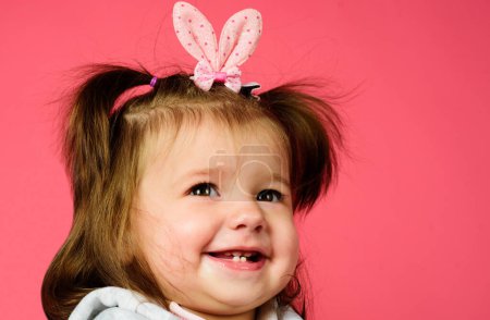 Foto de Lindo niño sonriente conejito de Pascua bebé con orejas primer plano y aislado sobre fondo rosa - Imagen libre de derechos