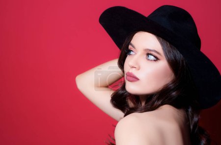 Foto de Aspecto de alta moda. Glamour mujer sexy con labios rojos y sombrero negro. Estilo de moda elegante - Imagen libre de derechos