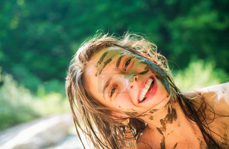 Téléchargez les photos : Joyeux visage de fille sale recouvert de boue - en image libre de droit