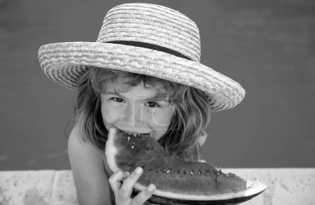 Foto de Niño con sandía en piscina. Los niños comen frutas de verano al aire libre. Niños sanos - Imagen libre de derechos