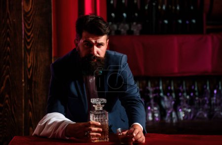 Foto de Barman en el interior del bar haciendo bebidas alcohólicas. Camarero profesional - Imagen libre de derechos