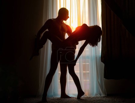 Foto de Sensual pareja apasionada besándose suavemente, disfrutando de ternura e intimidad. Joven sexy cariñoso coupl. Amantes románticos se enfrentan entre sí - Imagen libre de derechos