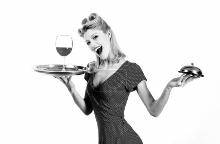 Foto de Servicio de restaurante retro. Pin up chica con vino y bandeja de servicio - Imagen libre de derechos